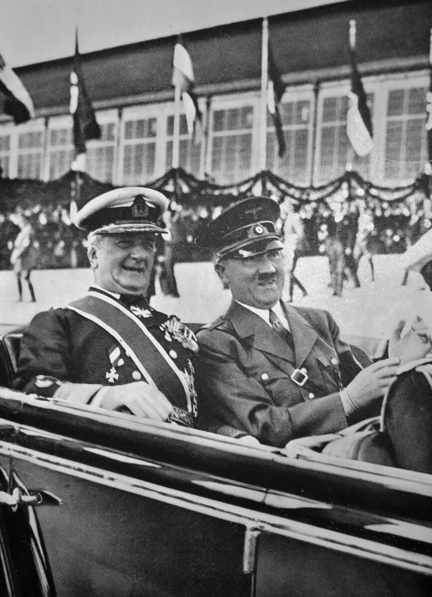 Источник: https://commons.m.wikimedia.org/wiki/File:Mikl%C3%B3s_Horthy_and_Adolf_Hitler_1938.jpg