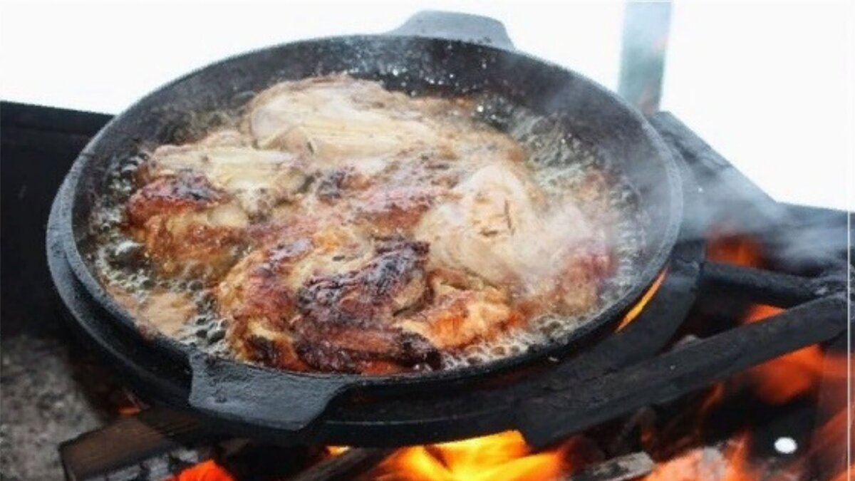 По-грузински название этого блюда звучит так: "Цицила тапака". В дословном переводе это означает, что курочка приготовлена на сковороде, которую называют тапа. 