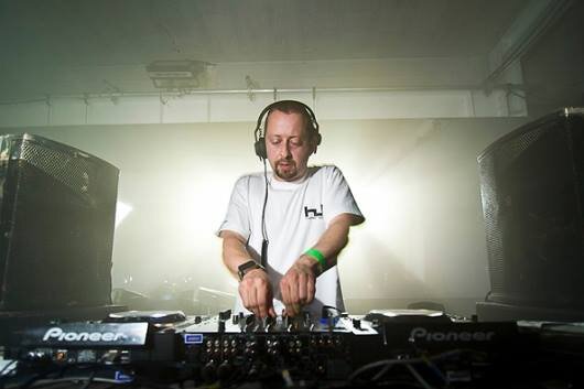 Стив Гудмэн, специализирующийся на дабстепе диджей и продюсер из южного Лондона. Основатель лейбла Hyperdub.