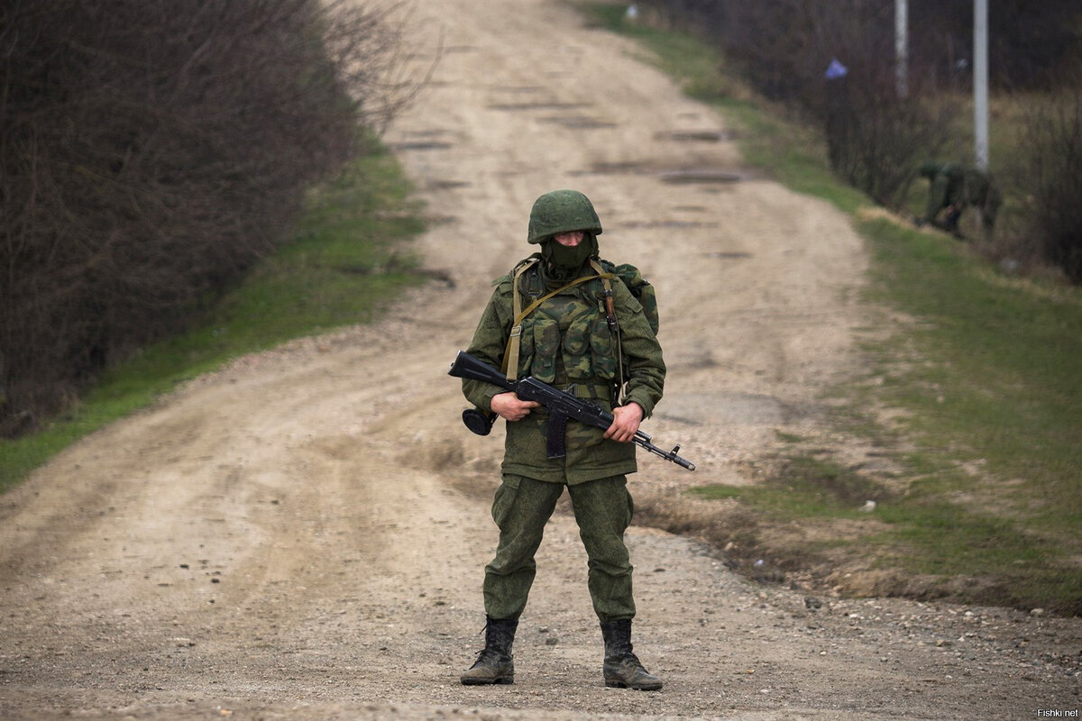 Стоит солдат. Военный пост. Солдат со спины. Солдат Российской армии со спины. Российский солдат на посту.