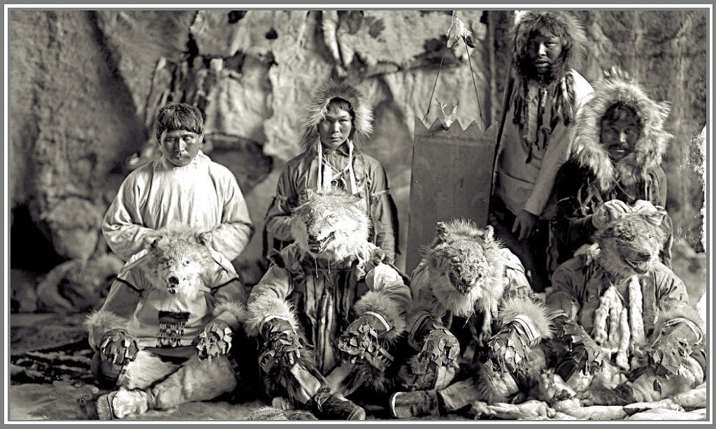 Индейцы Аляски в костюмах для церемониальных танцев. Предположительно, судя по маскам, они относятся к племени  тлинкитов из рода Волка. Фото братьев Ломен, начало 20-го века. На втором фото -