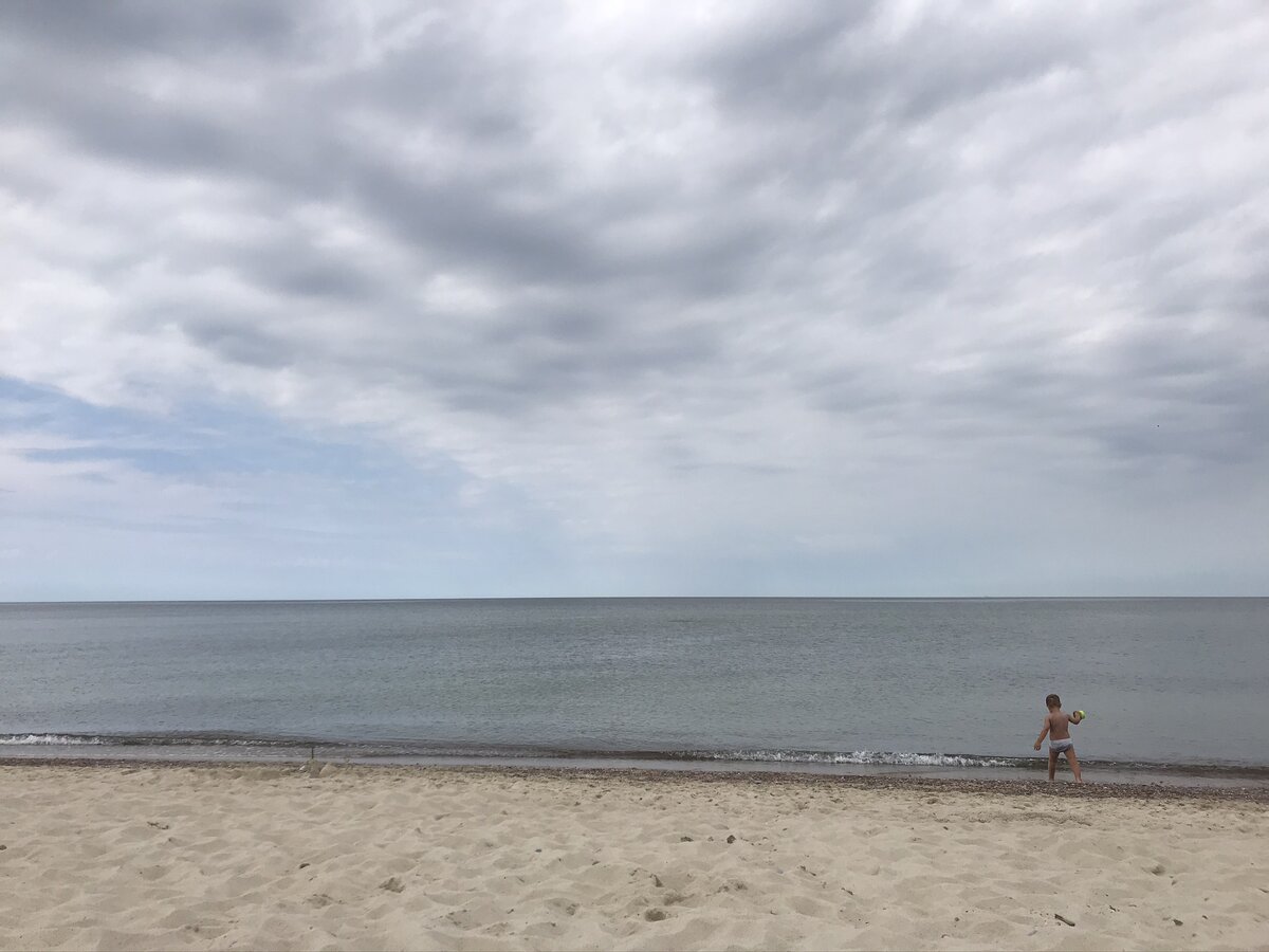 пляж напротив поселка Рыбачий