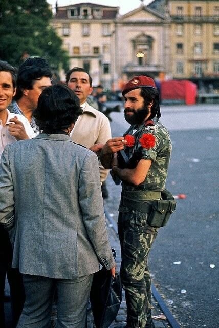 Португальскую "революцию гвоздик" 25 апреля 1974 можно не без оснований назвать самой красивой революцией в мире.
Как и почему она произошла?-13