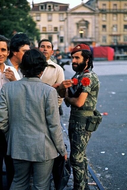 Португальскую "революцию гвоздик" 25 апреля 1974 можно не без оснований назвать самой красивой революцией в мире.
Как и почему она произошла?-13