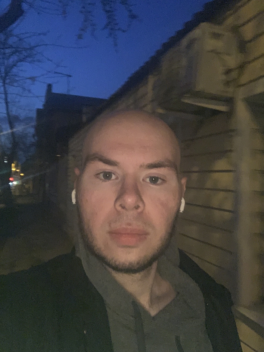 А это я. Извините за качество, мой айфон не может в ночную съемку.