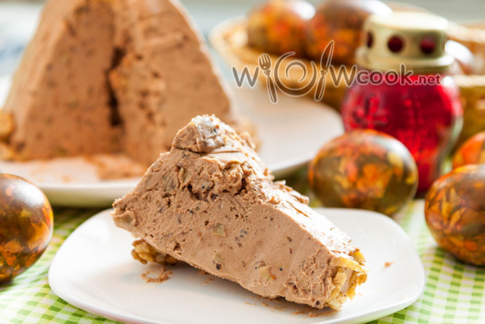 Пасха в разрезе.Кстати, в этот раз я добавляла слегка подсушенные на сковороде грецкие орехи - они были очень кстати и дали приятный аромат. 