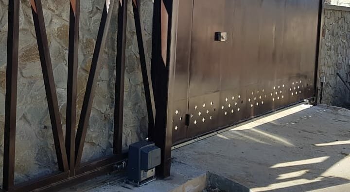 Автоматика для откатных ворот (авторское фото канала, приводы установлены специалистами ПКФ Автоматика)