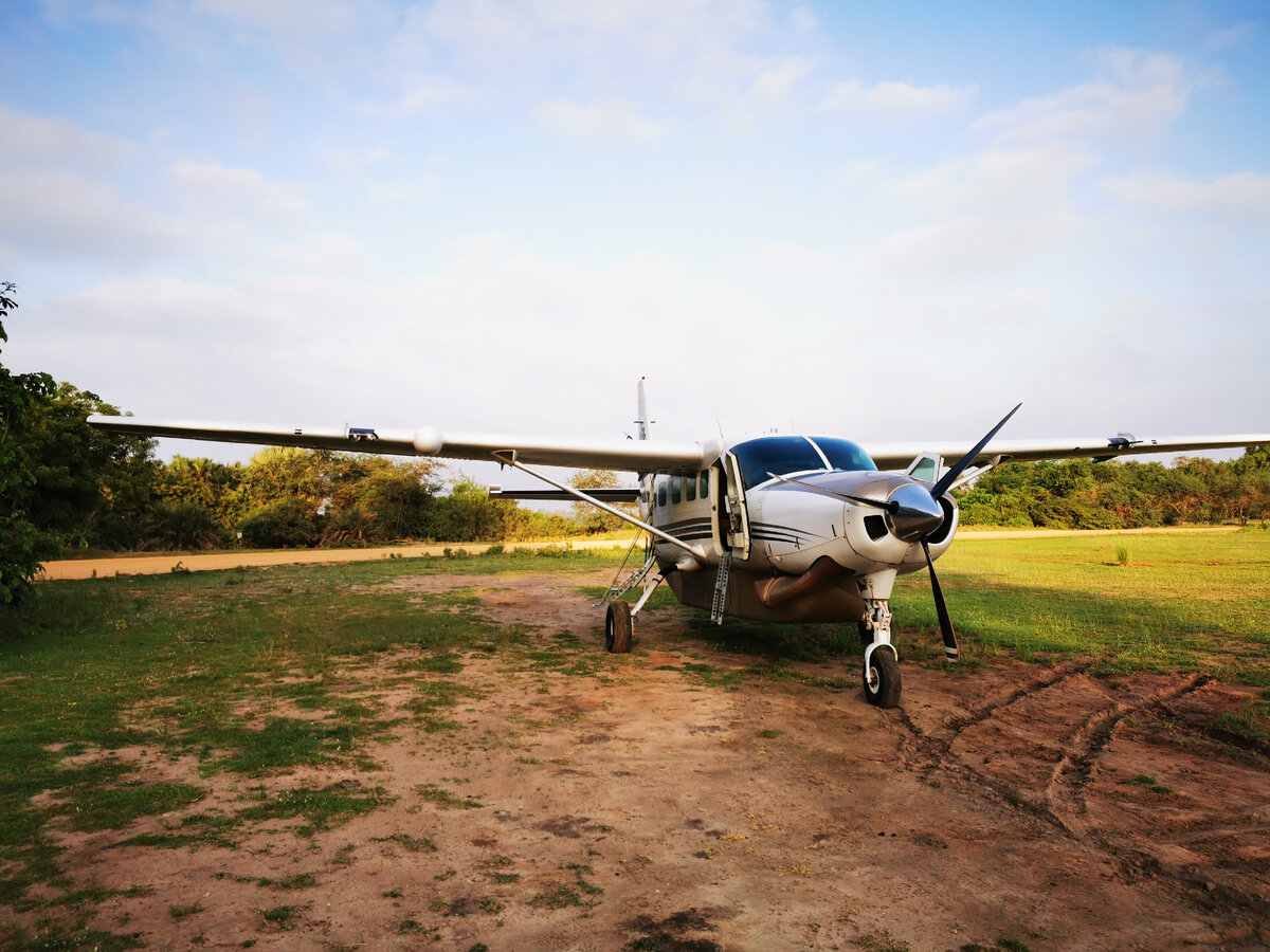 Cessna Caravan рано утром доставил туристов с Занзибара на сафари в Селус. Фото автора