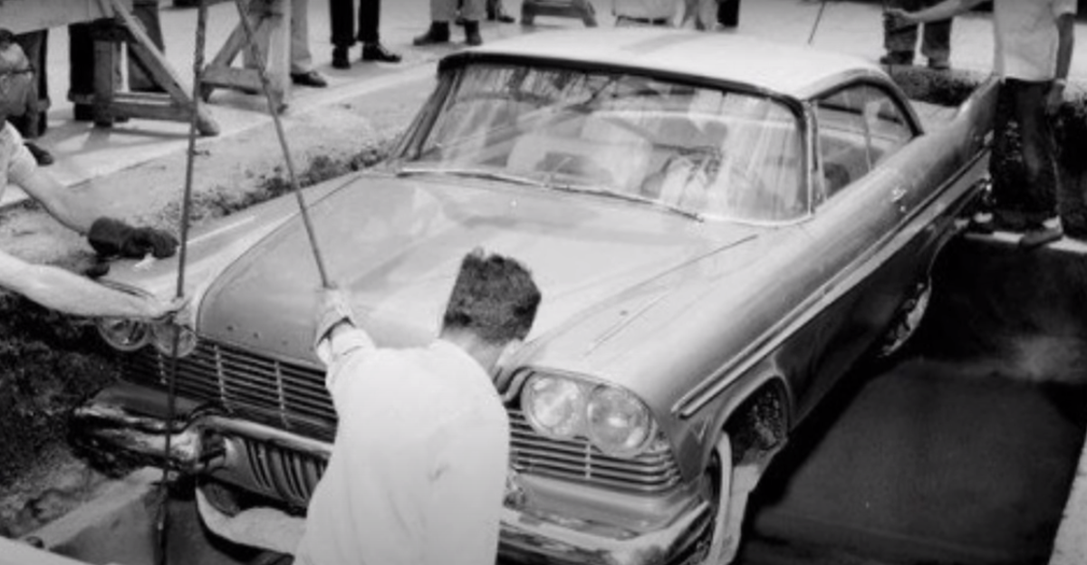 Капсула времени: В США законсервировали новый автомобиль на 50 лет, фото того, что с ним стало после вскрытия капсулы