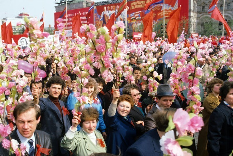 1 мая 2004. Первомай праздник весны и труда СССР. Первомайская демонстрация в СССР. 1 Мая праздник. Демонстрация цветы.