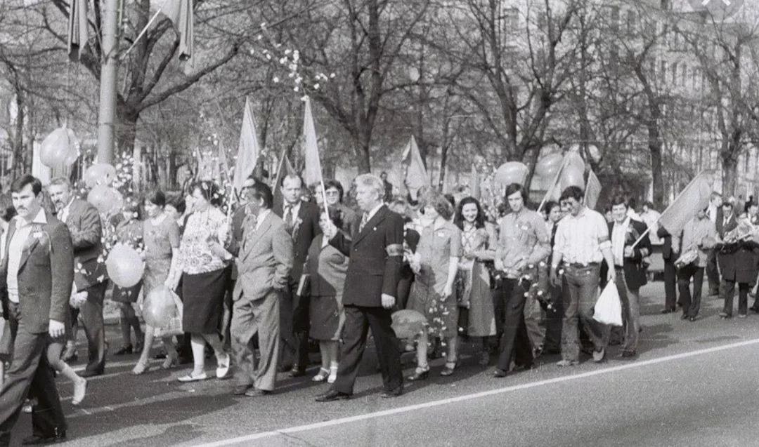 Первомайская демонстрация в СССР 70е. Первомайская демонстрация 1980. Демонстрация 1 мая Курск СССР. 1 Мая 1980 года демонстрация.