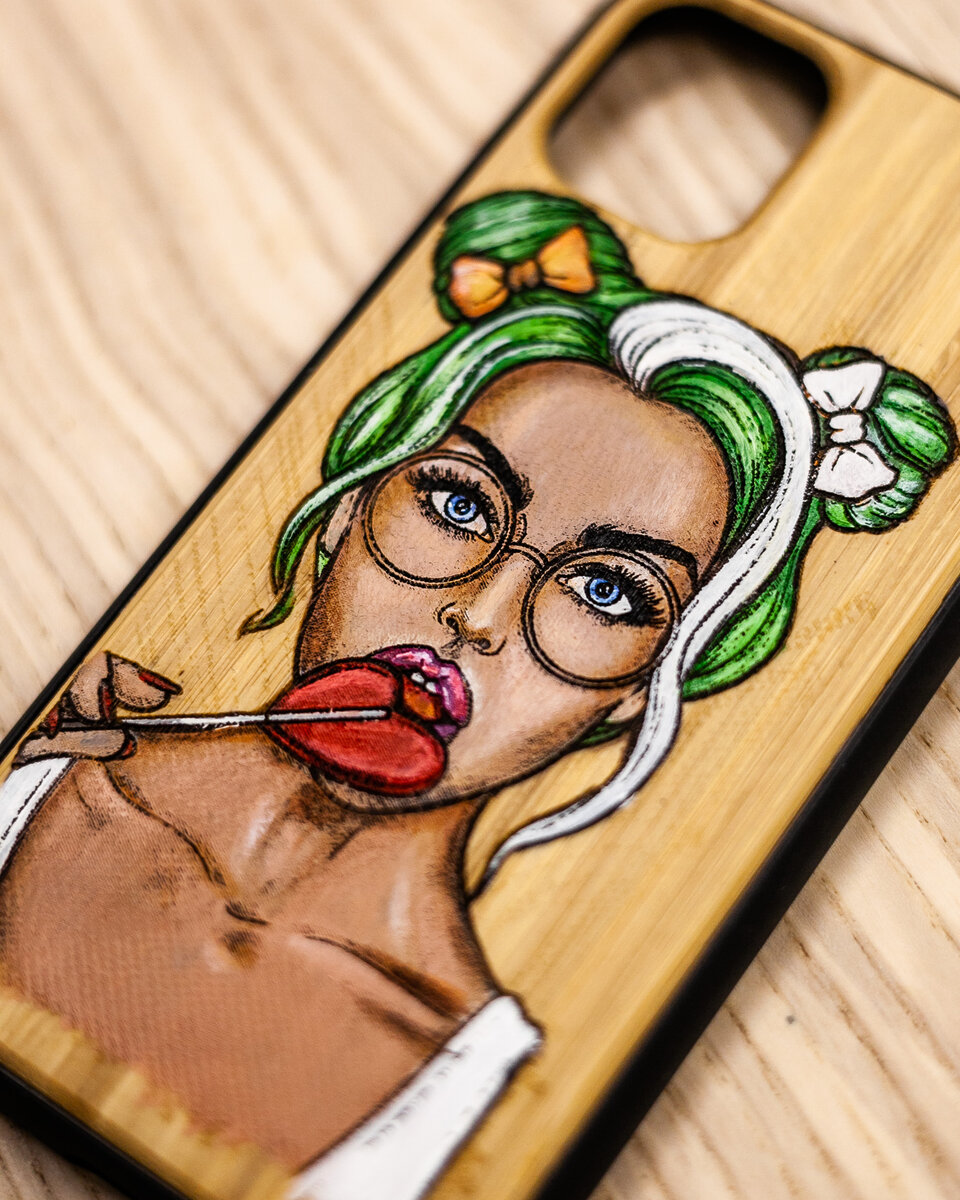 Деревянный чехол с гравировкой и росписью акрилом от компании ArtV