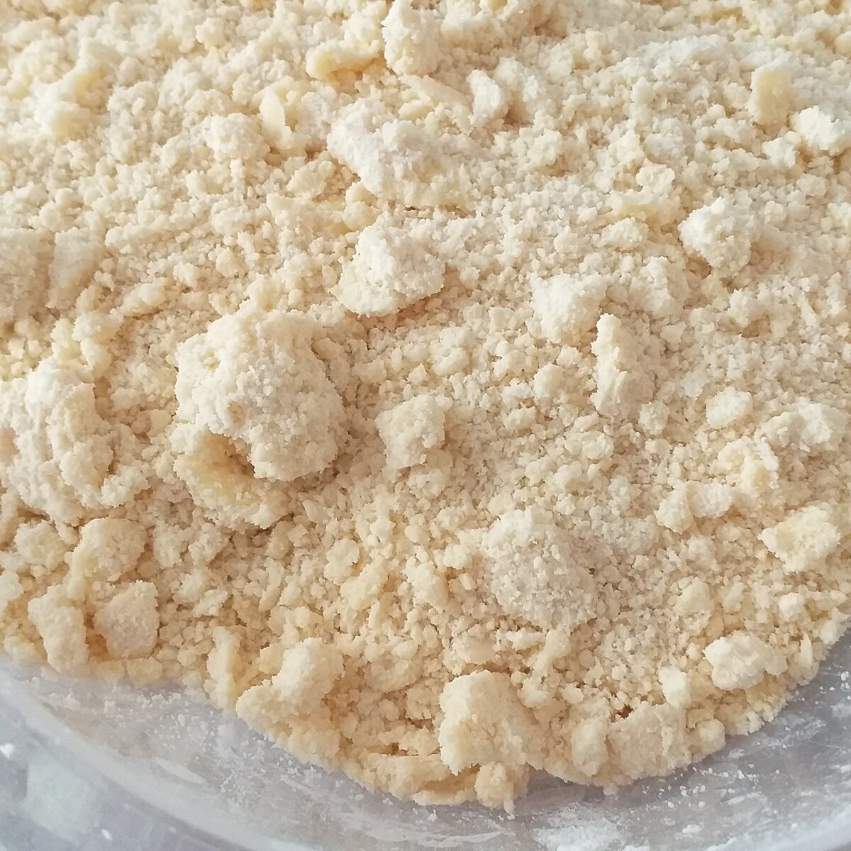 Масло перетираем с мукой в крошку