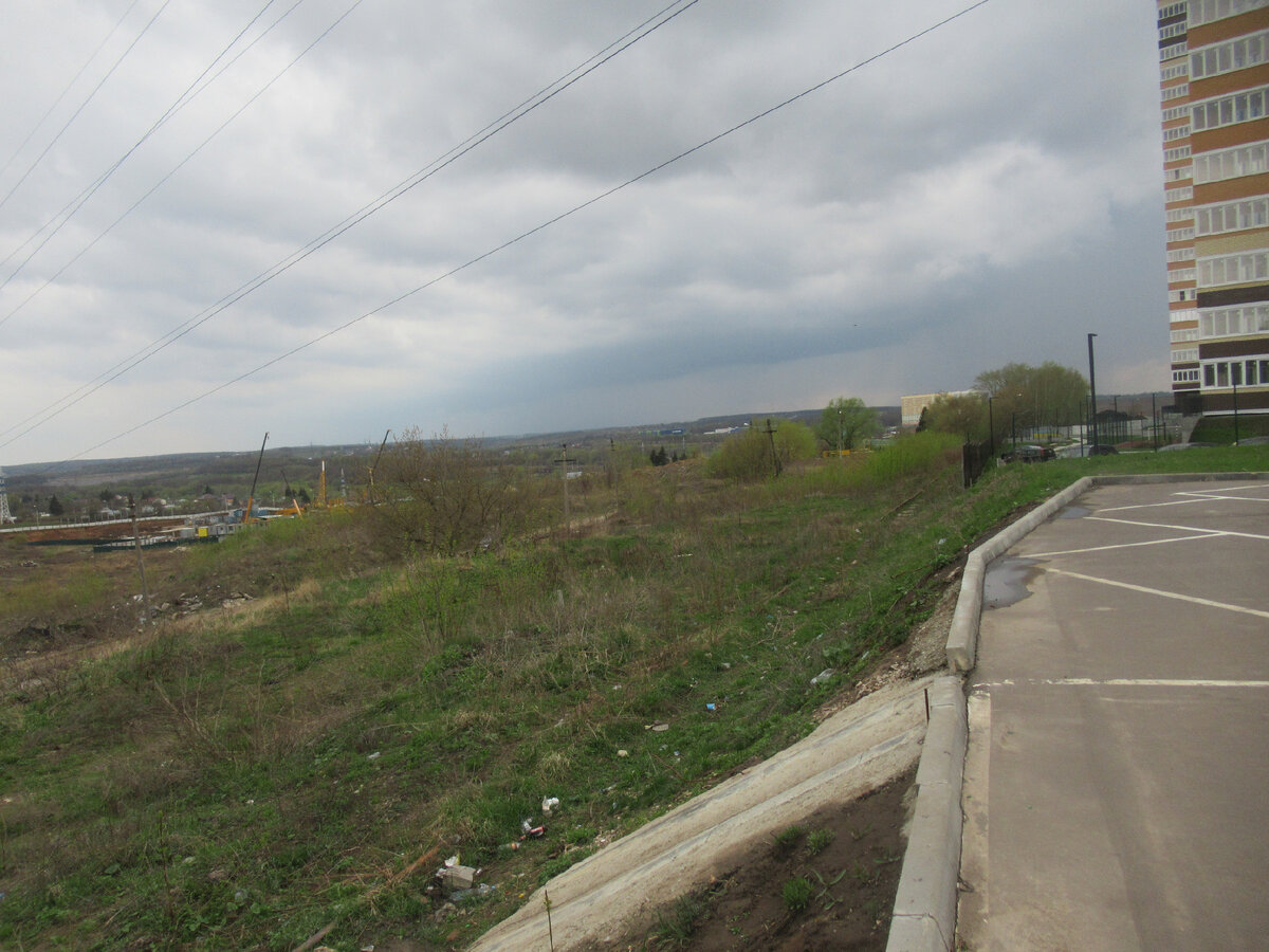 Частично засыпанный путь в районе строительства смарт-квартала на ул. Сурикова, 03.05.2021