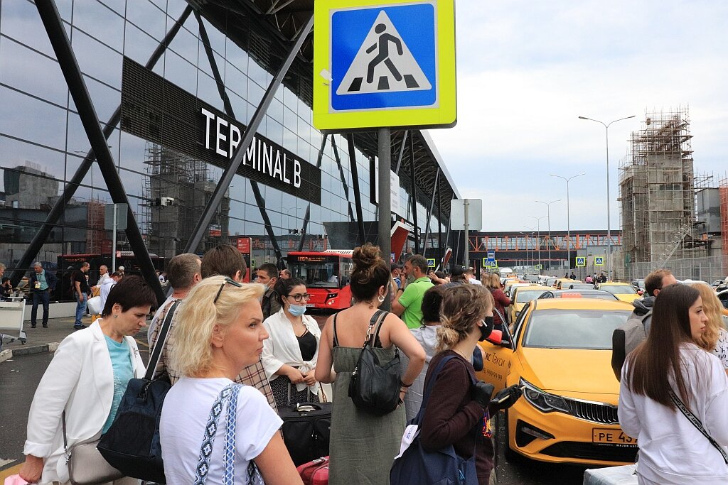 Очередь на такси в терминале В, фото автора