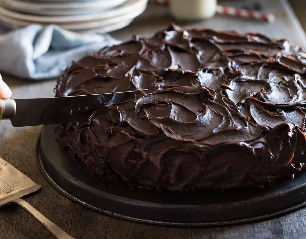 Легкий шоколадный торт с шоколадной глазурью