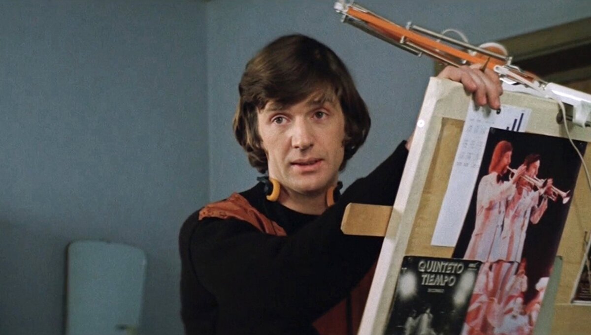 Александр Абдулов в картине «Самая обаятельная и привлекательная» 