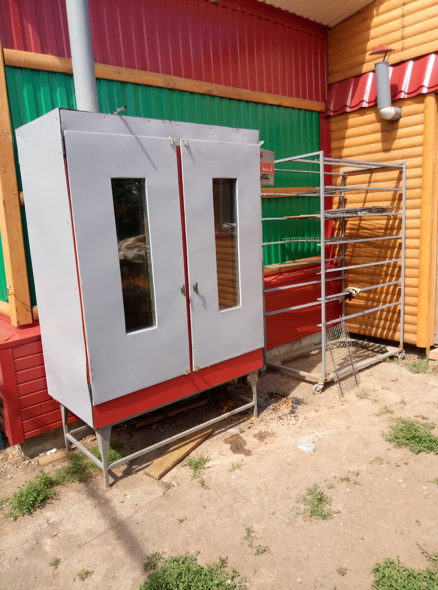 К коптильне изготовлена тележка  для охлаждения и подсушивания продукта.