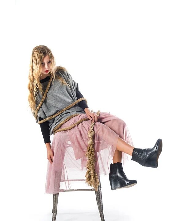 Картинка с https://pixabay.com/photos/black-friday-fashion-rope-tied-girl-4882424/