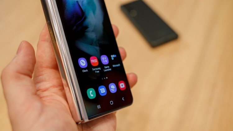 Попробуйте сломать дисплей Galaxy Z Fold 3. Вы заплатите за него 60-70 тысяч