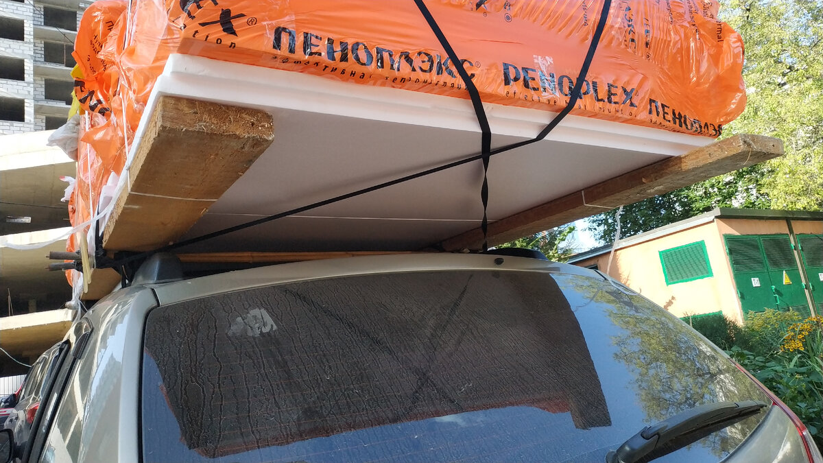 Вид сзади. Видны обе лыжные палки. Тесьма уложена так, что должна препятствовать сползания ЭППС назад.