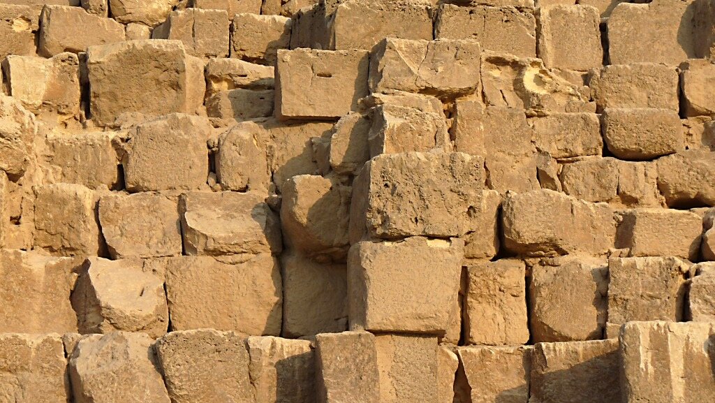 Облицовка пирамиды хефрена. Пирамида хефрена верхушка. Каменные блоки пирамиды хеопса. Пирамида хеопса туристы. Пирамида микерина внутри.