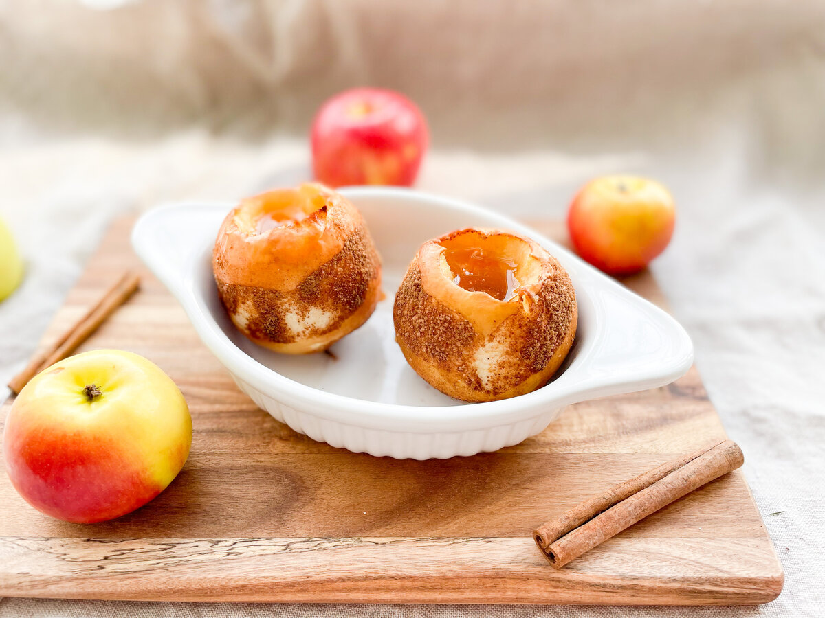 Яблоки в духовке сколько минут. Медовое яблоко в духовке. Польза печеных яблок. Польза запеченных яблок. Яблоко запеченное в духовке калорийность.