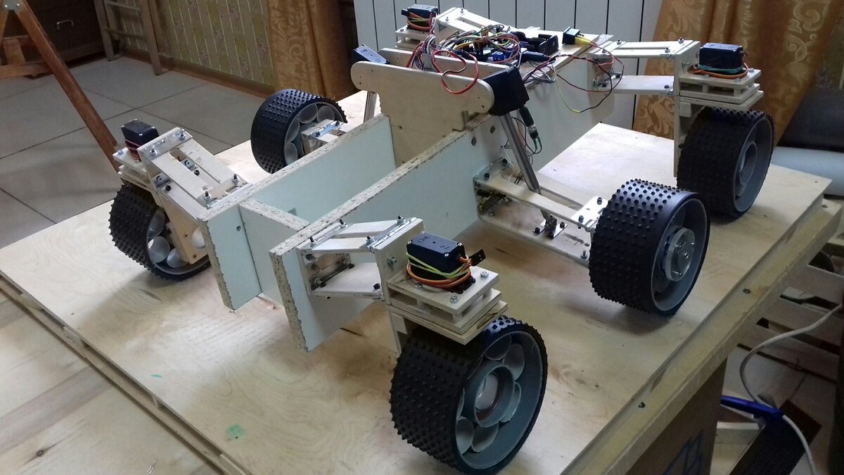 Подвижная 6-колесная платформа планетохода с гидравлическими приводами и серводвигателями поворота