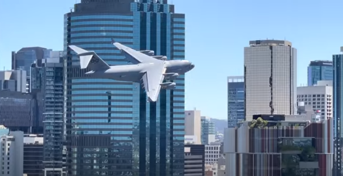 Boeing C-17 Globemaster III во время репетиции демонстрационного полета над г.Брисбэн
