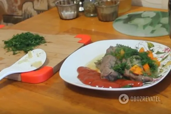 Готовое мясо выкладываем на тарелку и посыпаем порезанным укропом