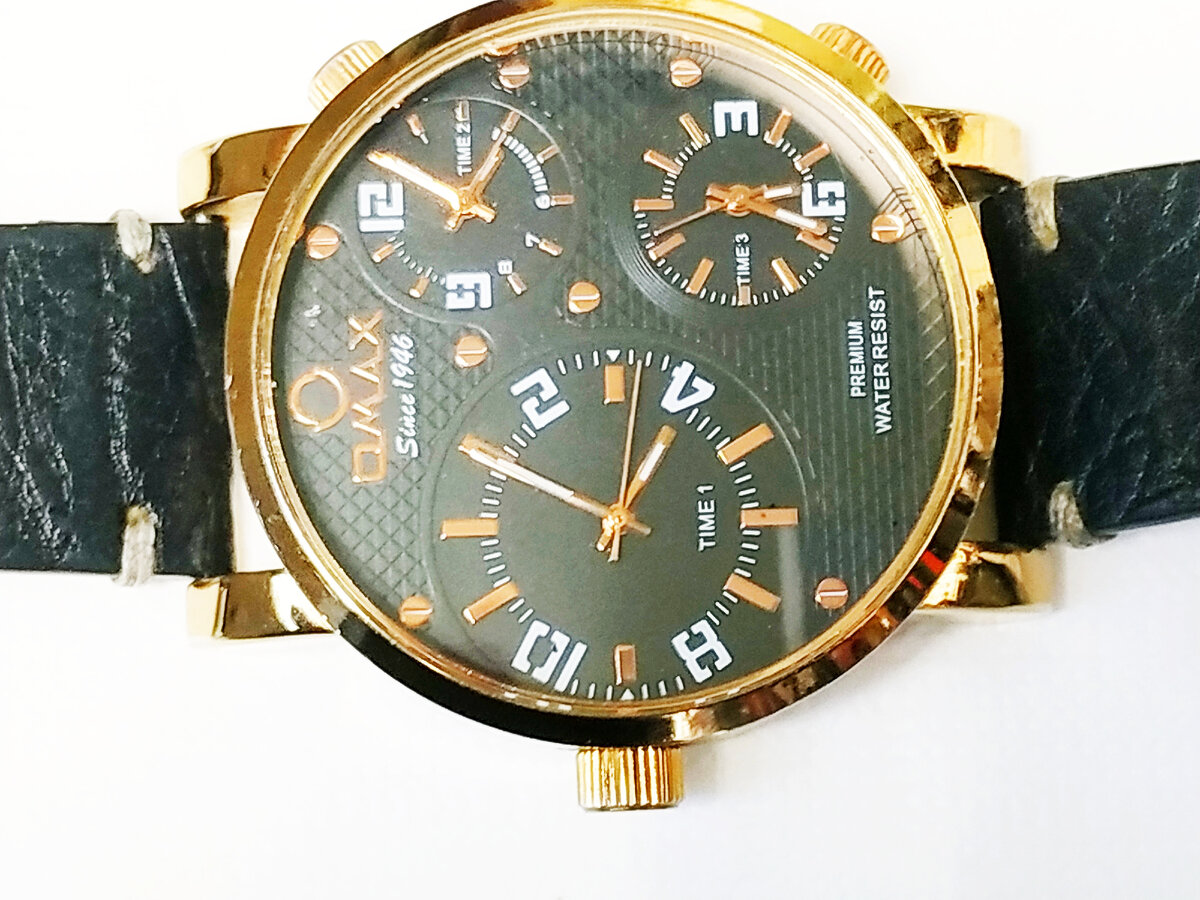 Часы с тремя часовыми механизмами.