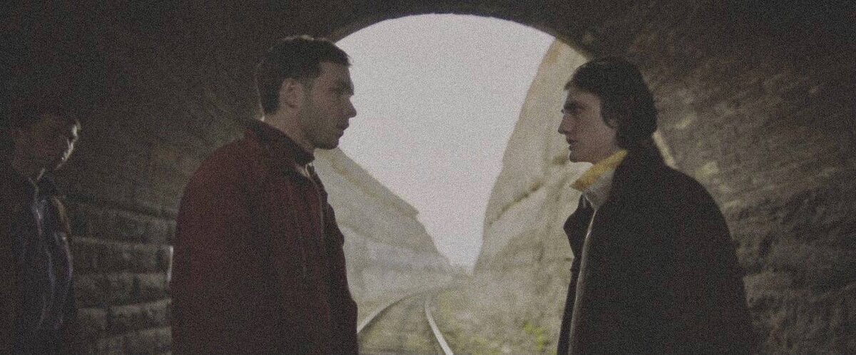 Кадр из фильма «Молоко Птицы», Камиль слева