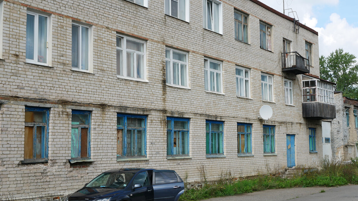 На первом этаже раньше была школа. Теперь - этаж заброшен.