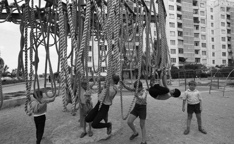 Мальчишки на детской площадке, 1985 год. Автор фото - В. Тарасевич.  Источник фото: russiainphoto.ru