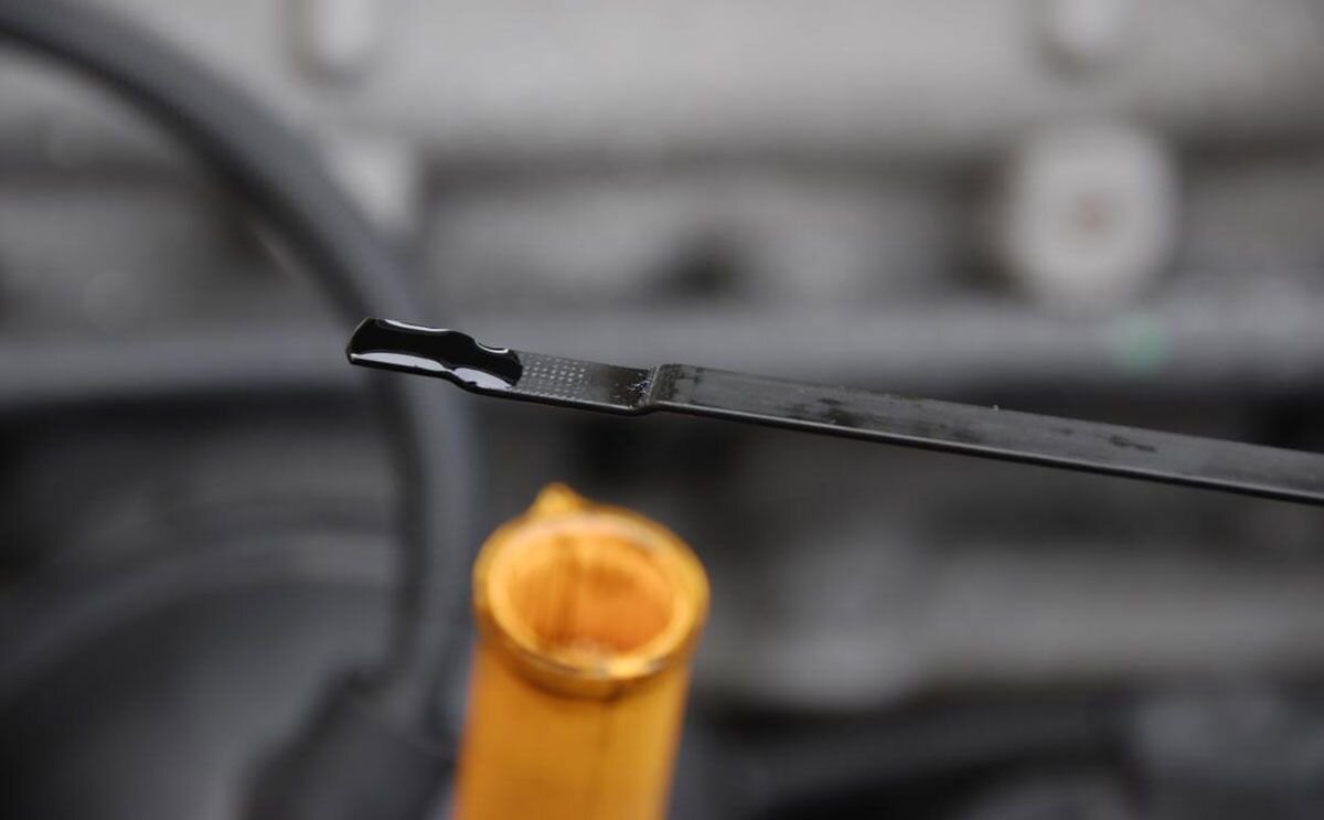 Низкий уровень масла на щупе