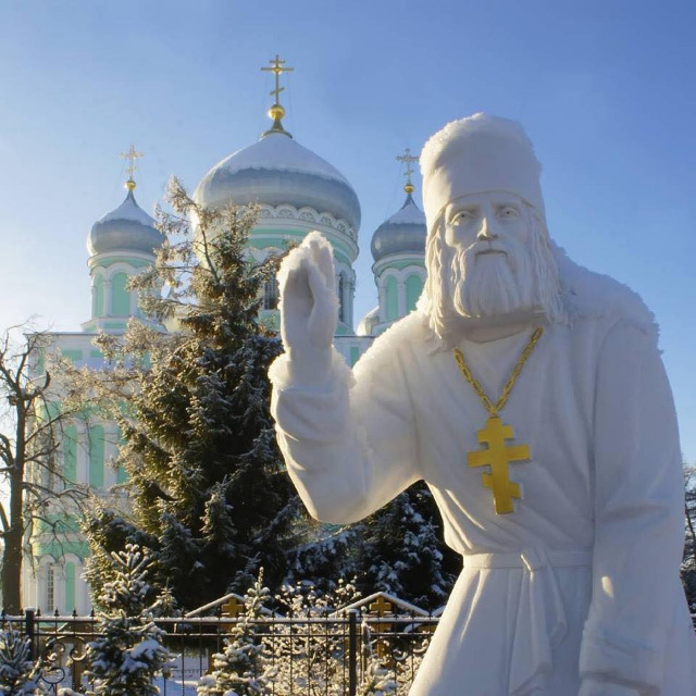 памятник св. Серафиму Саровскому