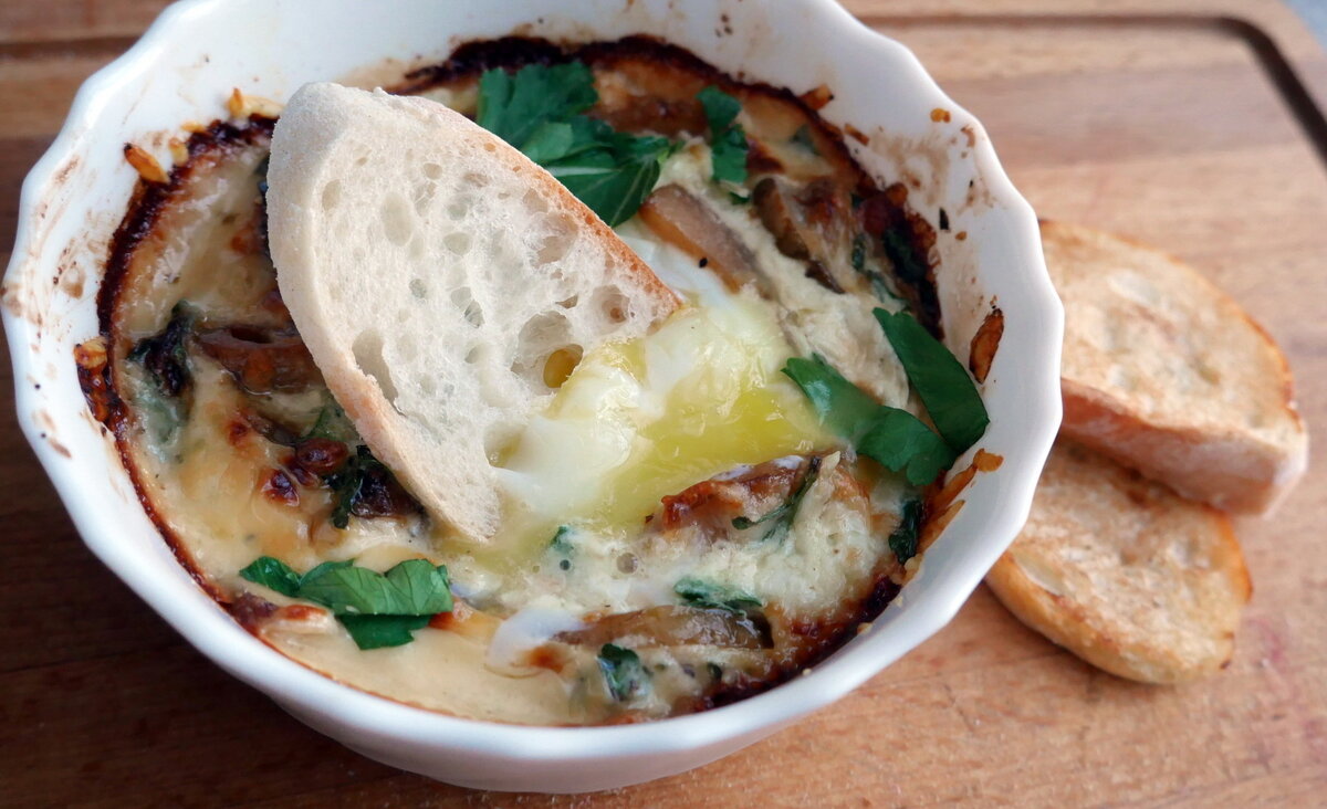 Багет здесь выступает в качестве ложки.