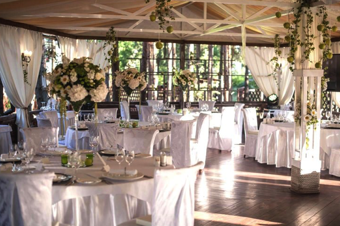 Свадьба ресторан стоит. Свадьба ресторан стоит. Свадьба в кафе. Красивый ресторан для свадьбы. Свадьба ресторан стоит.