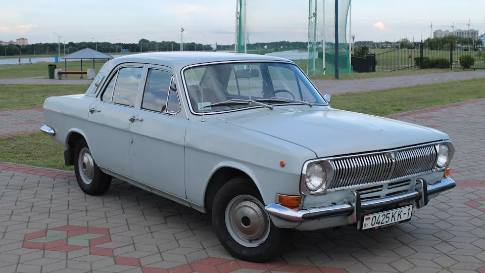 Автомобиль, который появился в одной стране и продолжает двигаться в новой. Очень жаль, если такой автомобиль пустят под станок. Видно же, что в прекрасном состоянии. 