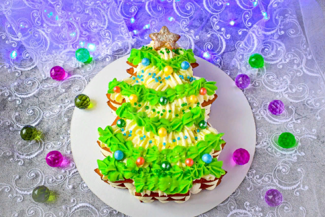 Очень красивый, очень вкусный, очень яркий, с настроением! Торт Ёлочка на Новый год из медовых коржей украсит ваш праздник и добавит новогоднюю атмосферу.