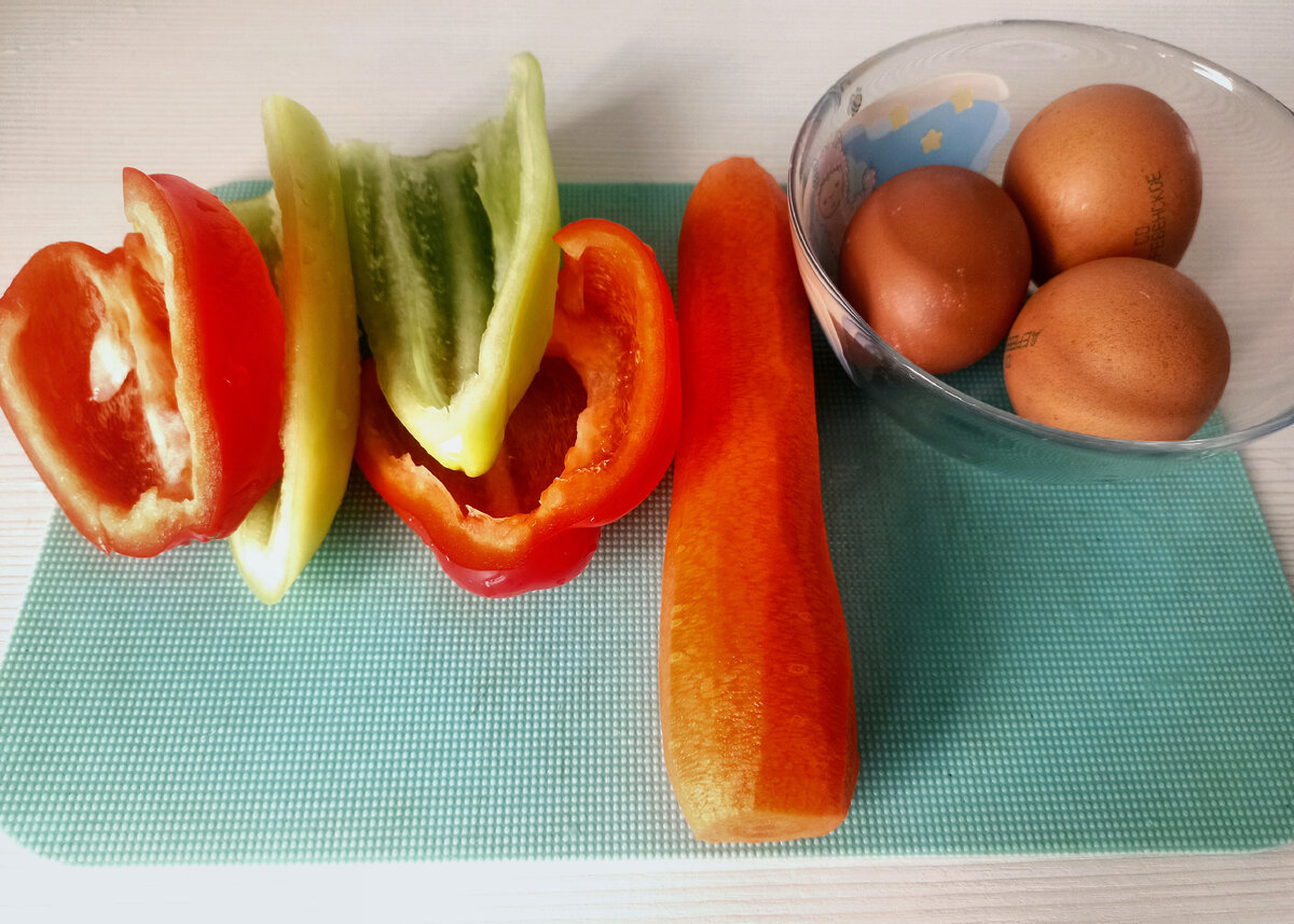 Ингредиенты для глазуньи (яичницы) с овощами. 