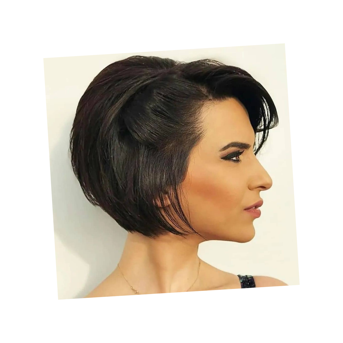 Слишком подчёркнутые наигранные макушки уже не носят.