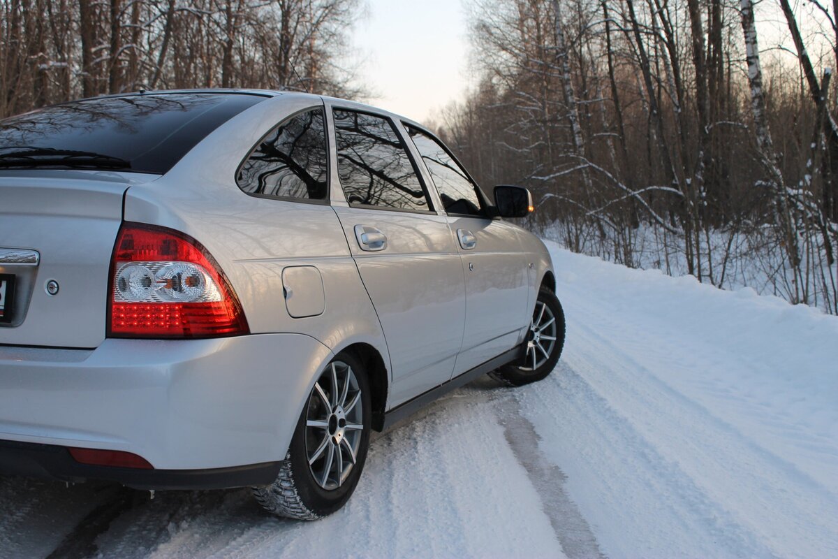 Lada priora автомобиль ставший настоящим лидером рынка в свою эпоху! Изначально автомобиль задумывался, как глубокий рестайлинг модели ВАЗ 2110.-2