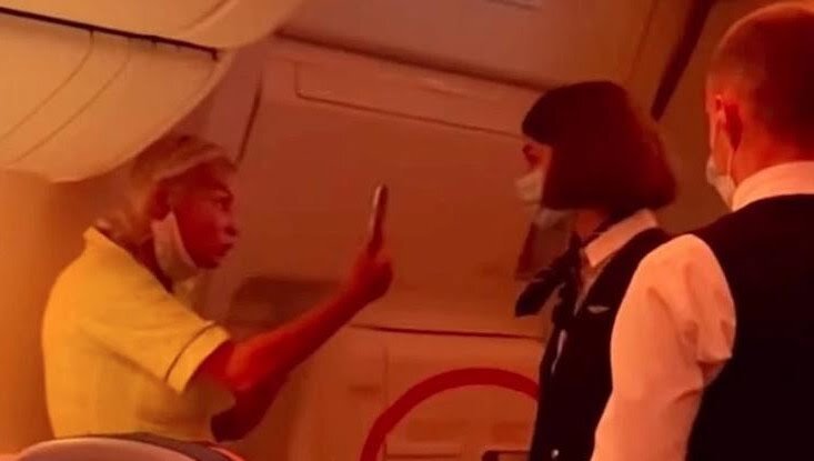 Настя снимает стюардов в самолёте. Фото из открытого доступа