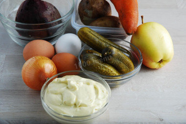 ШАГ 1:
Как сделать салат из свеклы, картофеля и моркови? Подготовьте перечисленные в рецептуре продукты. Куриные яйца заранее отварите вкрутую, залейте холодной водой до остывания. Также отварите свеклу и отдельно отварите картошку в мундире и морковку до мягкости.