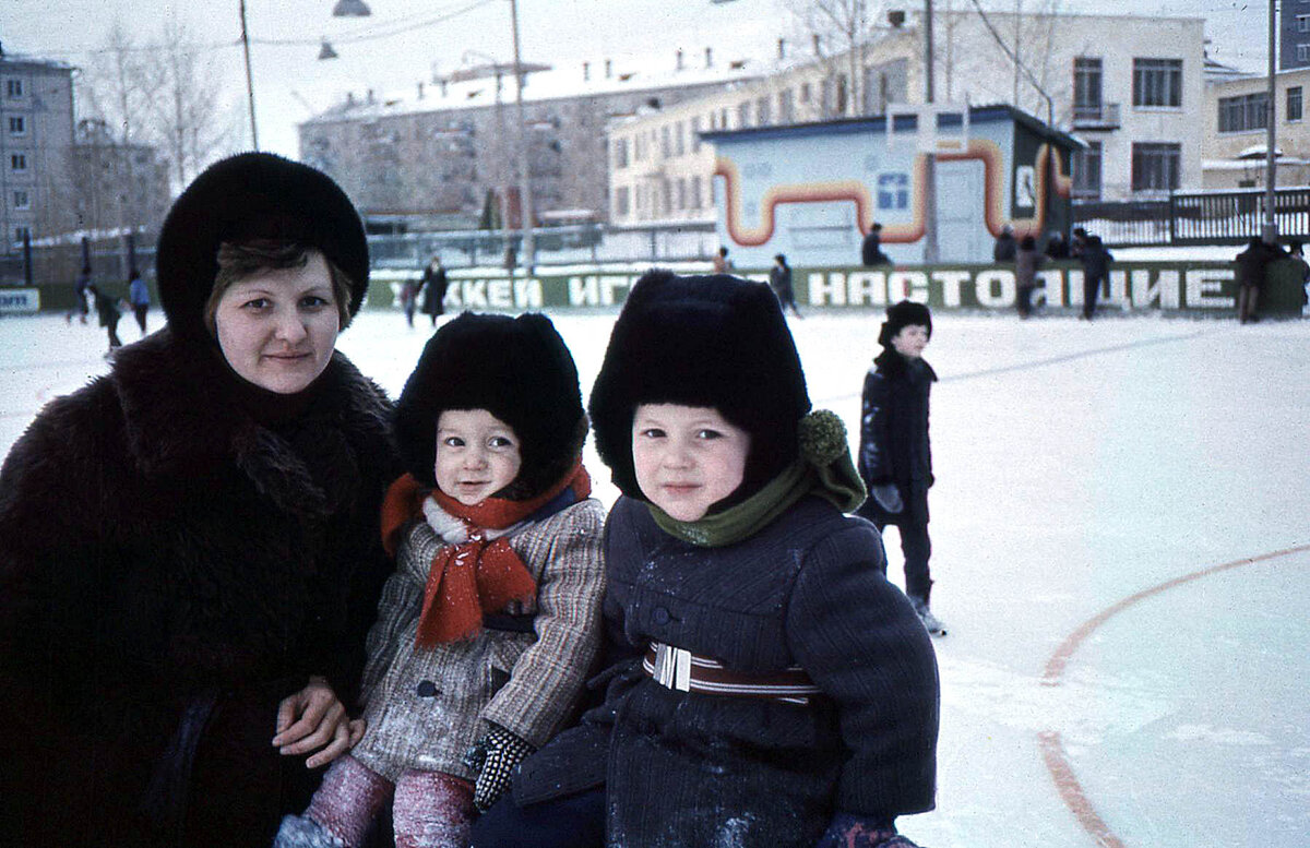 Возле хоккейного корта. Фото автора.