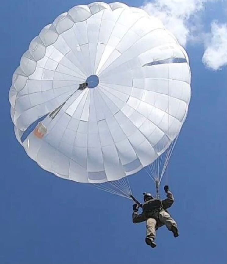 Парашютная система д-10. Снаряжение парашютиста. Парашютная школа.