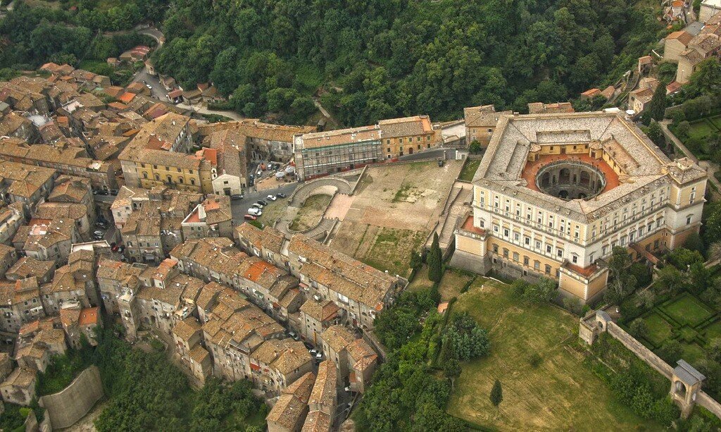 В итальянском местечке Капрарола с населением чуть более 5 тыс. человек (расположено в Лацио, в 50 кмк северо-западу от Рима) есть замок или вилла Фарнезе (Палаццо Фарнезе).