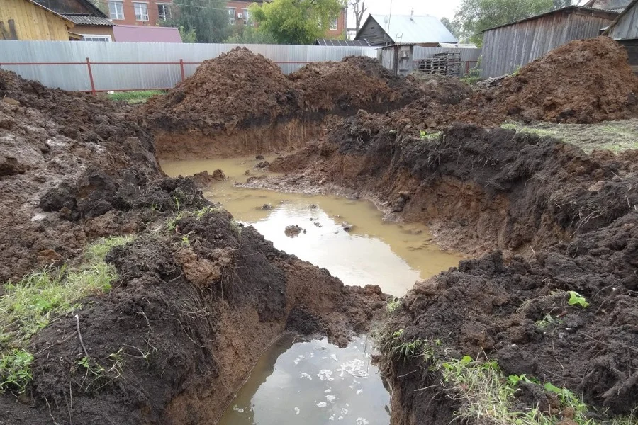 кристаллический фундамент платформы. кристаллического фундамен. выход на поверхность фундамента платформы. песчаная подушка под фундамент. кристаллический фундамент и осадочный чехол.