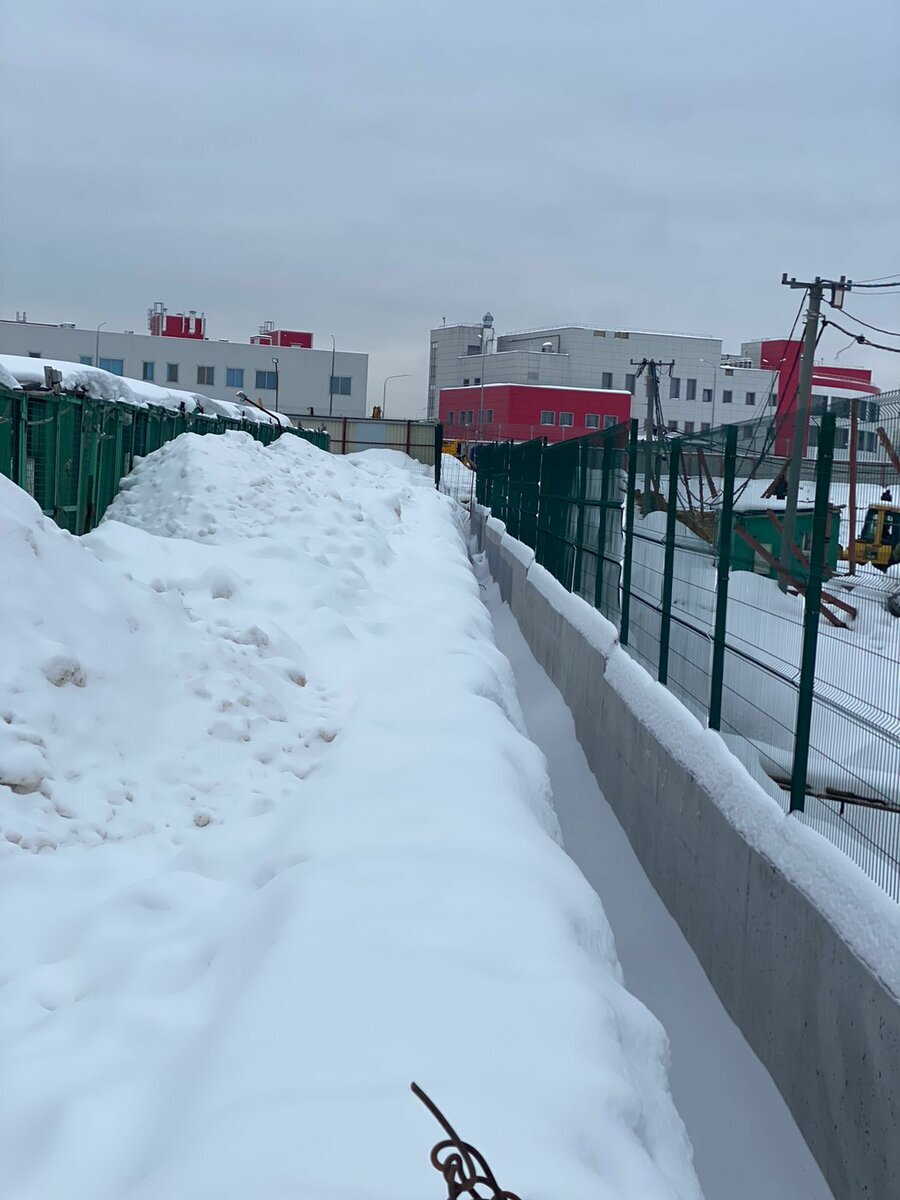 Приют завален снегом.
